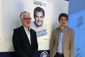 Juan Manuel Rodríguez Martín y Martín Miméndez, durante la pegada de carteles.