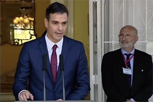 Pedro Sánchez, durante el discurso a la colectividad, arropado por el embajador, Juan Fernández Trigo.