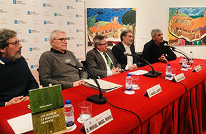 3. En la mesa, con el libro en primer término, Miguel Ángel Mendo, Manuel Janeiro, Ramón Jiménez, Ángel Lozano y Moncho Conde-Corbal