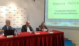 2. En la mesa, de izquierda a derecha, el ponente Fernando Molpeceres, el delegado de la Xunta en Madrid José Ramón Ónega y el coordinador de Actividades Ramón Jiménez
