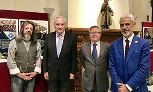 1. De izquierda a derecha, Ángel Hernando presidente de Albedro, el delgado de la Xunta en Madrid José Ramón Ónega, el coordinador de la Casa Ramón Jiménez y el ponente, Fernando Molpeceres