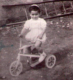 Manuel Suarez, en el triciclo que le hizo su padre antes de emigrar