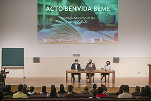 O secretario xeral da Emigración, Antonio Rodríguez Miranda, acompañado do reitor da Universidade de Santiago de Compostela, Antonio López, preside o acto de benvida dos novos bolseiros de Excelencia Mocidade Exterior.