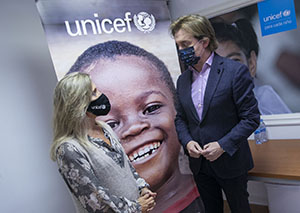 O director xeral de Relacións Exteriores e coa UE, Jesús Gamallo, asina coa presidenta de UNICEF Comité Galicia, Myriam Garabito, a addenda ao convenio de colaboración entre a Xunta e a organización para actuacións de acción humanitaria e de emerxencia.