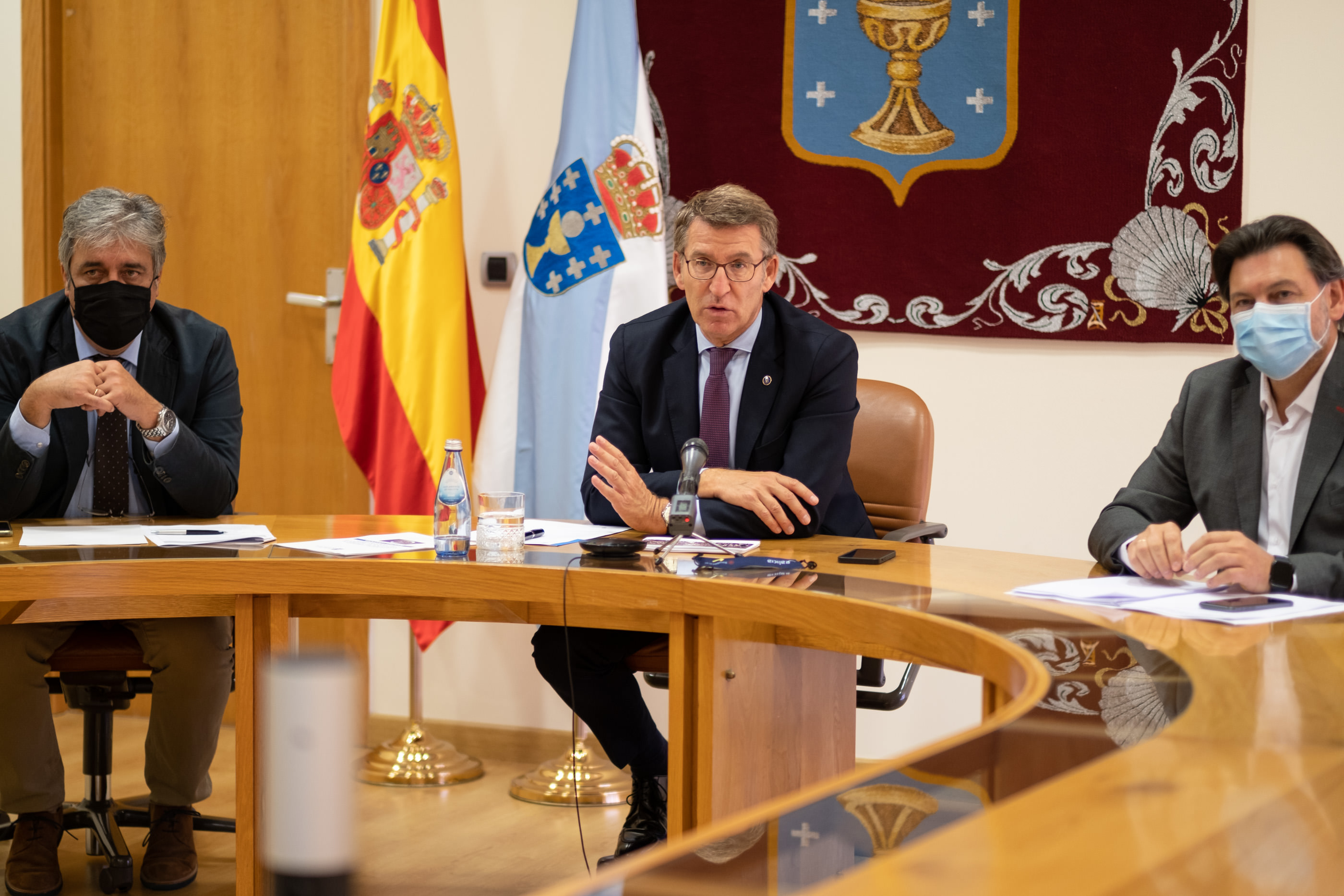 O titular do Goberno galego, Alberto Núñez Feijóo, participa por videoconferencia no debate Rexións e diáspora no marco do Congreso de autoridades locais e rexionais do Consello de Europa. Parlamento de Galicia, 27/10/21.