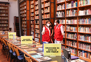 Su Majestad la Reina recorre la biblioteca del Centro Cultural de España “Juan de Salazar”