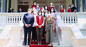 Fotografía de grupo de Su Majestad la Reina con el Presidente de Paraguay, la Primera Dama y cooperantes españoles